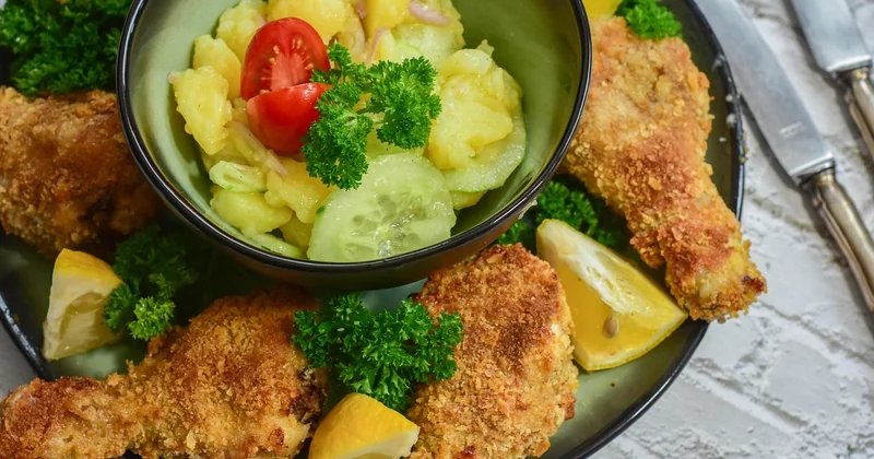 Poulet rôti au four avec pommes de terre : l'astuce du plat unique