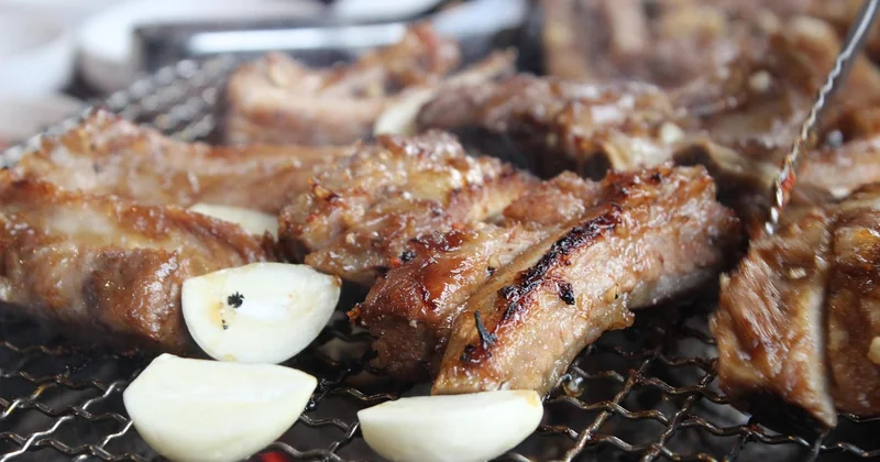 La viande épicée : la technique avant le mélange d'épices